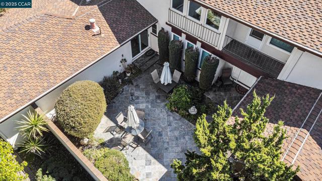 3257 Inverness Dr, Walnut Creek CA: https://media.crmls.org/mediaz/0f7b6aa5-e35e-445f-a5b1-06214f951acb.jpg