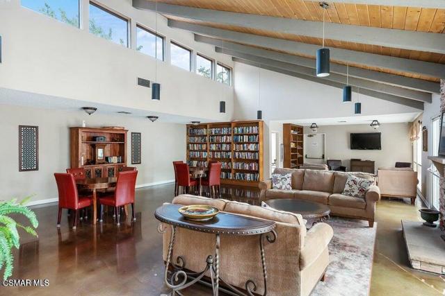 245 Oakleaf Drive, Thousand Oaks CA: https://media.crmls.org/mediaz/0f7c7c15-7d4c-4af9-9e47-32577af644ef.jpg
