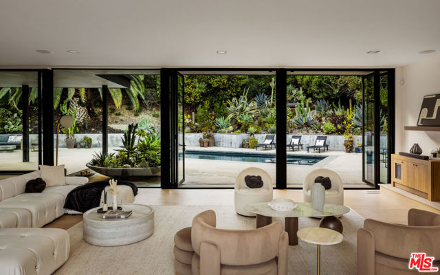 9991 Liebe Drive, Beverly Hills CA: https://media.crmls.org/mediaz/0f7c9224-50b7-4a02-b8bc-e3c39ab02253.jpg