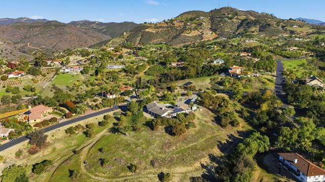 1524 Zutano Lane, Fallbrook CA: https://media.crmls.org/mediaz/0f7d3b77-d309-417d-8f6d-6777905bb13a.jpg