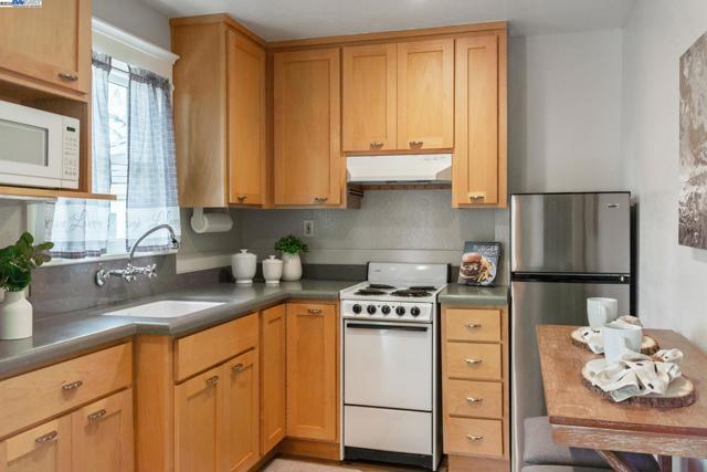 690 S K St, Livermore CA: https://media.crmls.org/mediaz/0f7d625f-c3ec-49ad-ab82-3b0de65b7ae8.jpg