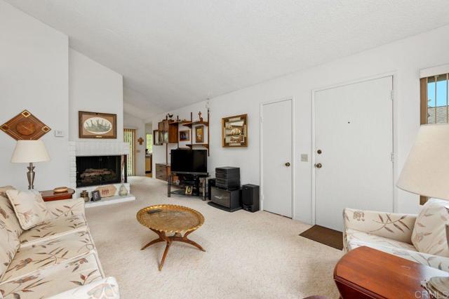 Detail Gallery Image 6 of 39 For 727 Nob Cir, Vista,  CA 92084 - 2 Beds | 2 Baths