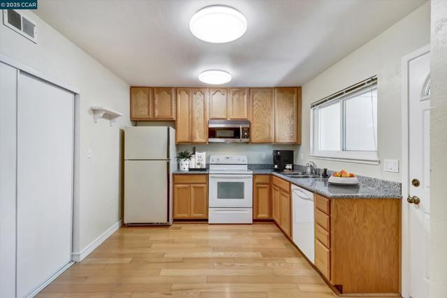1598 Schenone Ct, Concord CA: https://media.crmls.org/mediaz/0f7e12c8-f4b6-4573-ad09-6e434b7a7748.jpg