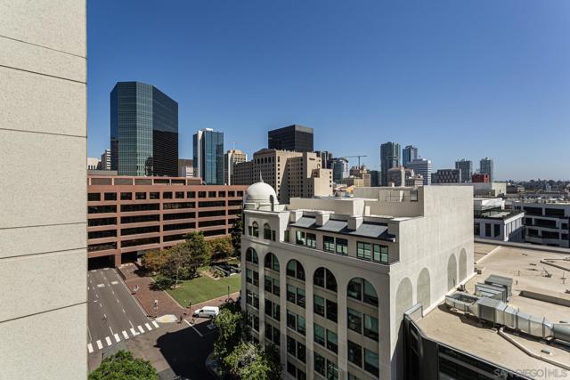 700 Front St, San Diego CA: https://media.crmls.org/mediaz/0f7e2af9-b673-4869-99c2-13910e38e53f.jpg