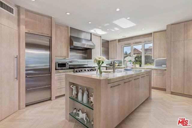 2807 Deep Canyon Drive, Beverly Hills CA: https://media.crmls.org/mediaz/0f7e4d8e-ede6-4932-842c-d7c17859c63f.jpg