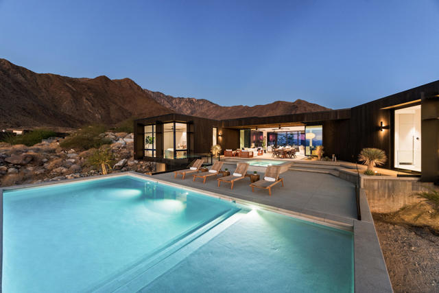 2085 Desert Flower Court, Palm Springs CA: https://media.crmls.org/mediaz/0f7f01f1-7864-4b11-b59e-5340ac241734.jpg