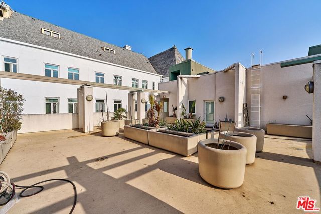906 S Serrano Avenue, Los Angeles CA: https://media.crmls.org/mediaz/0f7f8bd2-09a4-4e7c-a291-f13314b19fac.jpg
