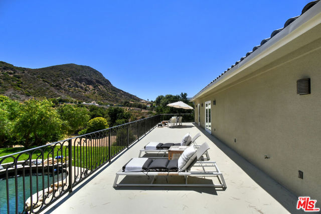 29677 Mulholland Highway, Agoura Hills CA: https://media.crmls.org/mediaz/0f7f9332-a8dc-45ce-8ed7-f4b622b38e35.jpg