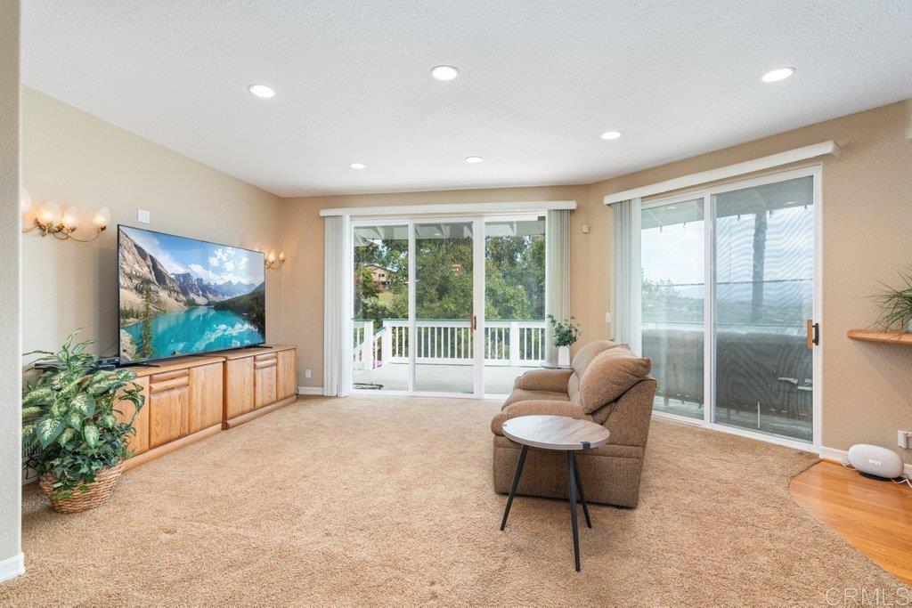 https://media.crmls.org/mediaz/0f7f94fa-3830-4821-9ac1-e8acd30c031b.jpg?preset=X-Large
