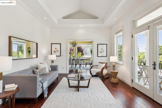3244 Ridgeview PL, Hayward CA: https://media.crmls.org/mediaz/0f7fb7d3-2be6-4280-965f-ae271b9bc98d.jpg