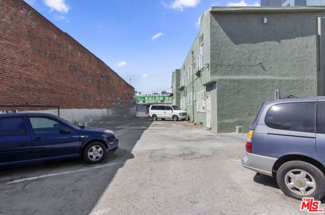 225 W Adams Boulevard, Los Angeles CA: https://media.crmls.org/mediaz/0f807821-15bb-46da-aa9d-0b1624692260.jpg