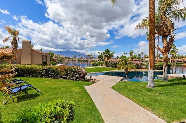 105 Lake Shore Drive, Rancho Mirage CA: https://media.crmls.org/mediaz/0f810c49-de1a-4eff-b4e5-4864de5390b3.jpg