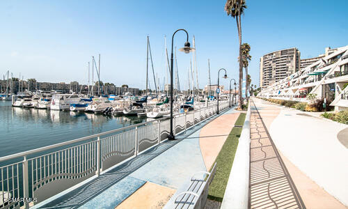 4335 Marina City, Marina del Rey CA: https://media.crmls.org/mediaz/0f8170a4-74ec-4e2e-93b5-3ed5fd0e548b.jpg