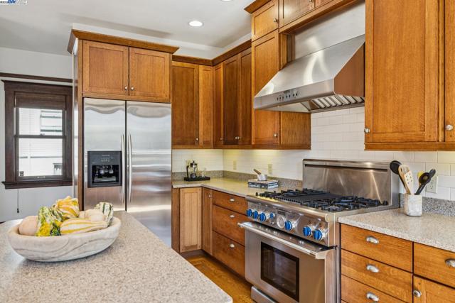 1335 Grove St, Alameda CA: https://media.crmls.org/mediaz/0f819dce-1069-41fa-9537-f43dbacccfd3.jpg