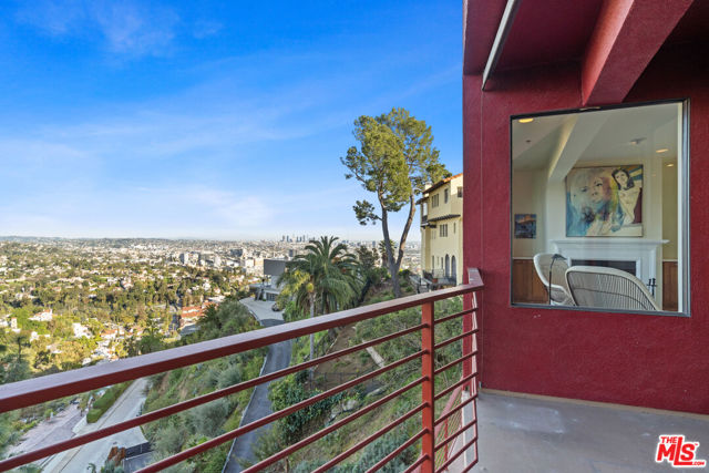 2204 Maravilla Drive, Los Angeles CA: https://media.crmls.org/mediaz/0f820874-9006-448f-ab98-b6149f8ad3e8.jpg