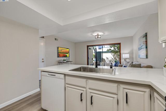 1014 Ironwood Rd, Alameda CA: https://media.crmls.org/mediaz/0f8307e9-8f16-4392-ae30-05a7fa59c363.jpg