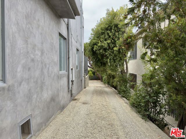 2714 4th Street, Santa Monica CA: https://media.crmls.org/mediaz/0f847968-46c8-4202-bc5a-c57cd4c476c0.jpg