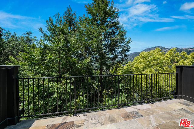 3000 Cornwall Drive, Glendale CA: https://media.crmls.org/mediaz/0f8530b0-e75e-46c8-9fe0-2a090648c1f8.jpg