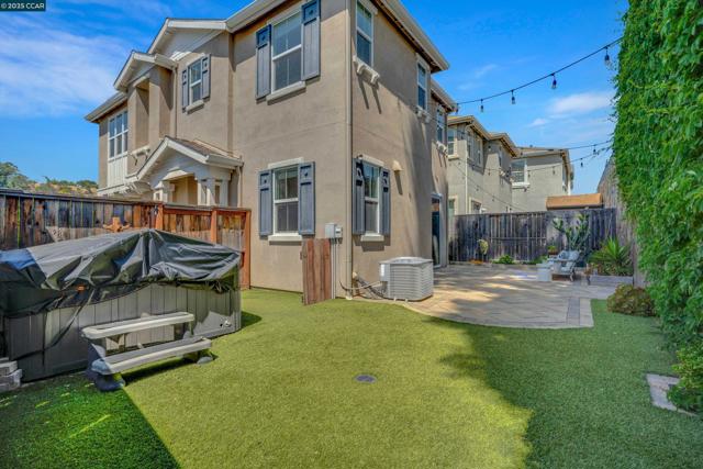 218 Ladybug Ln, Martinez CA: https://media.crmls.org/mediaz/0f857702-ca8c-4750-a19f-9f7611130b32.jpg