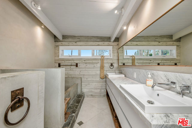 3027 Franklin Canyon Drive, Beverly Hills CA: https://media.crmls.org/mediaz/0f860059-20b1-4f00-b4c6-8525f2f49168.jpg