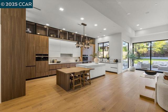 720 Laurel Dr, Walnut Creek CA: https://media.crmls.org/mediaz/0f86228b-2f08-43ab-a8ea-4cdb119eab81.jpg