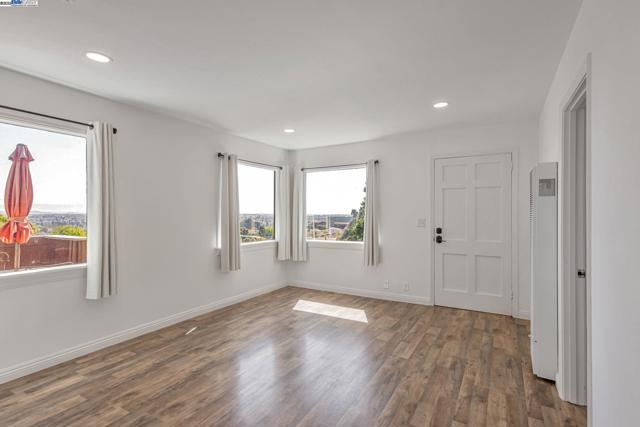 19975 JOHN DR, Castro Valley CA: https://media.crmls.org/mediaz/0f8707a2-3fd8-483e-8b19-ada26da40f59.jpg