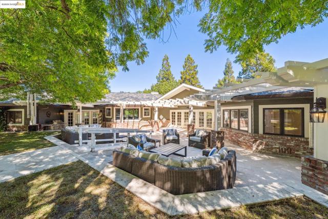 9 Burton Vista Ct, Lafayette CA: https://media.crmls.org/mediaz/0f88a9ae-61f4-4a36-b221-3ae5d6b4d82d.jpg
