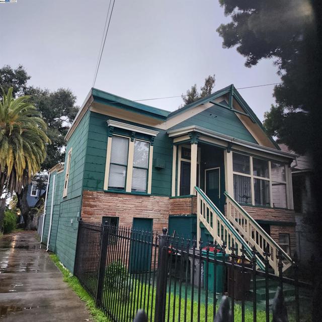 927 Chester Street, Oakland CA: https://media.crmls.org/mediaz/0f88c010-faa2-4d99-bcb9-48ab30f3a46d.jpg