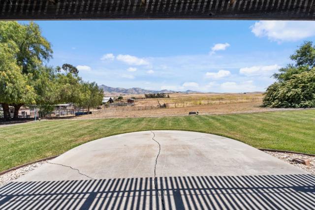 307 Mansfield Road, Hollister CA: https://media.crmls.org/mediaz/0f8a5413-5581-4315-afe3-5ebcf782c149.jpg