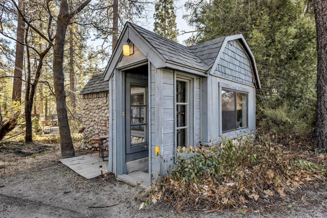 25585 Alderwood St Street, Idyllwild CA: https://media.crmls.org/mediaz/0f8a6f41-fc0a-414b-bbfa-cb65cb8dc835.jpg