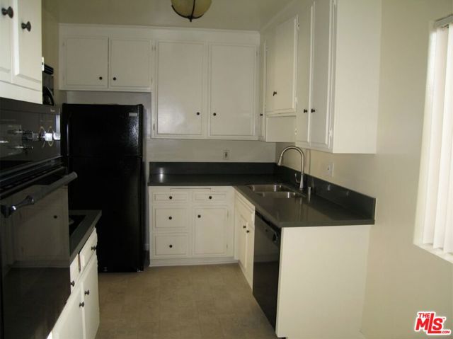 2803 Arizona Avenue, Santa Monica CA: https://media.crmls.org/mediaz/0f8ad04b-d045-4c95-a181-de8951d59e41.jpg