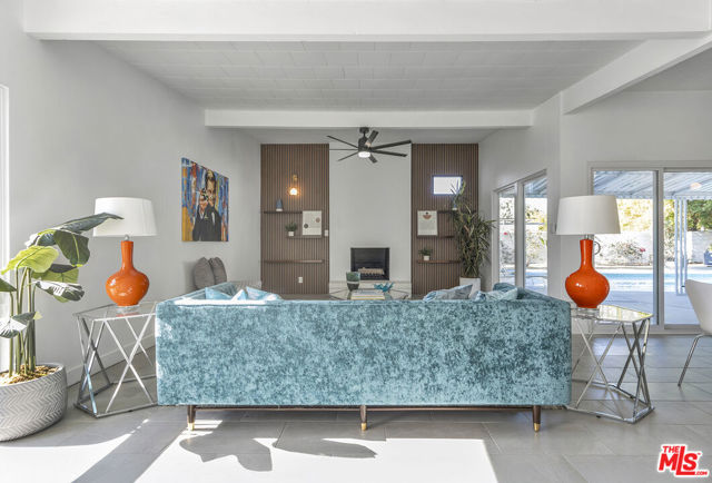 547 N Farrell Drive, Palm Springs CA: https://media.crmls.org/mediaz/0f8b217b-1f9a-44f1-b6b3-68fff3c6199c.jpg