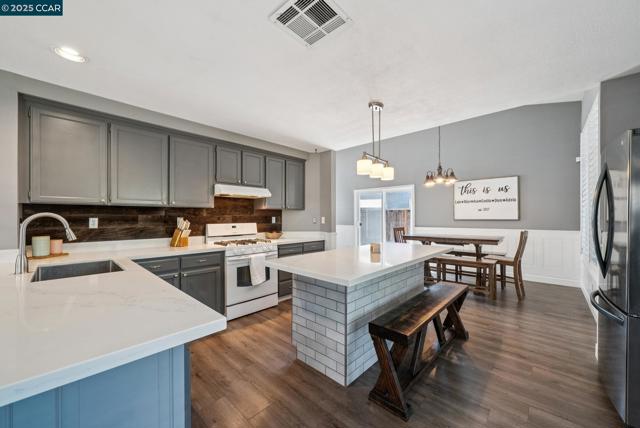 4813 Carrington Dr, Oakley CA: https://media.crmls.org/mediaz/0f8c1479-c90c-4585-932a-cf1c3a521944.jpg