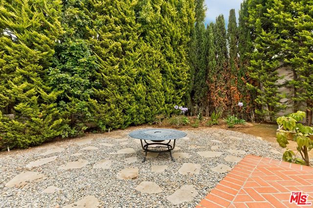 10798 Weyburn Avenue, Los Angeles CA: https://media.crmls.org/mediaz/0f8fae05-837e-4cc2-b308-d4abcd34052b.jpg