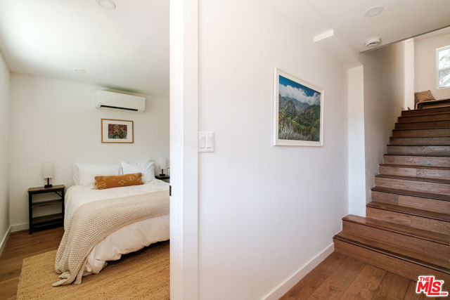 19777 Grand View Drive, Topanga CA: https://media.crmls.org/mediaz/0f9026cc-c18d-4fd5-b4d9-5392275abe01.jpg