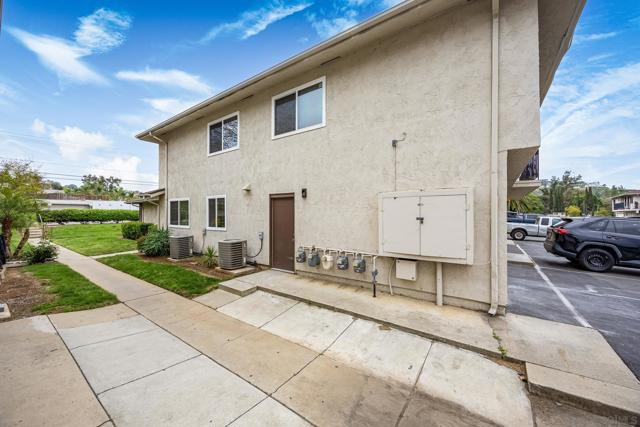 12126 Lemon Crest Dr, Lakeside CA: https://media.crmls.org/mediaz/0f927796-4ef5-4a10-afbf-184184e2a899.jpg