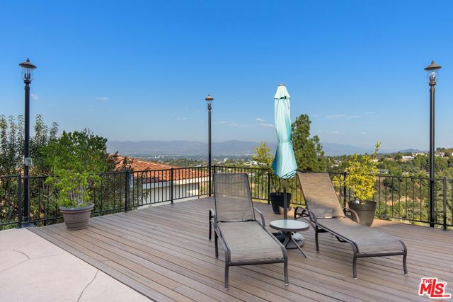 16894 Encino Hills Drive, Encino CA: https://media.crmls.org/mediaz/0f942b2c-5760-4091-8b14-56cc2de6cc4c.jpg