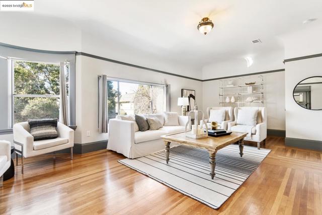 548 37th St, Oakland CA: https://media.crmls.org/mediaz/0f94447c-6df8-4d8b-9022-1bf3dedfe223.jpg