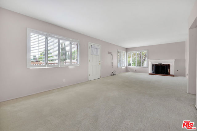 13480 Laurelhurst Road, Moorpark CA: https://media.crmls.org/mediaz/0f94448a-f489-4b10-8fec-9d81cc038f0c.jpg
