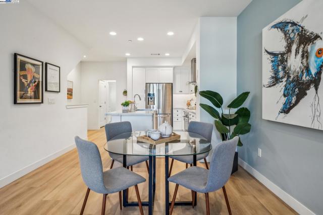2110 Clement Ave, Alameda CA: https://media.crmls.org/mediaz/0f94c547-71ee-43b9-ac4f-8b255683bacf.jpg