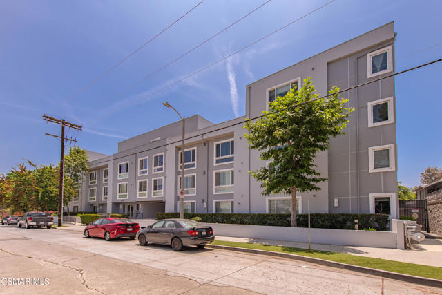 10878 Bloomfield Street, Toluca Lake CA: https://media.crmls.org/mediaz/0f950100-ec8c-47a2-8035-0d7f9dc4a262.jpg