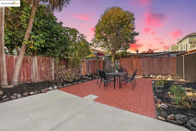 1241 Park Ave, Alameda CA: https://media.crmls.org/mediaz/0f96c765-6e33-492e-b9f4-d7e60020f926.jpg