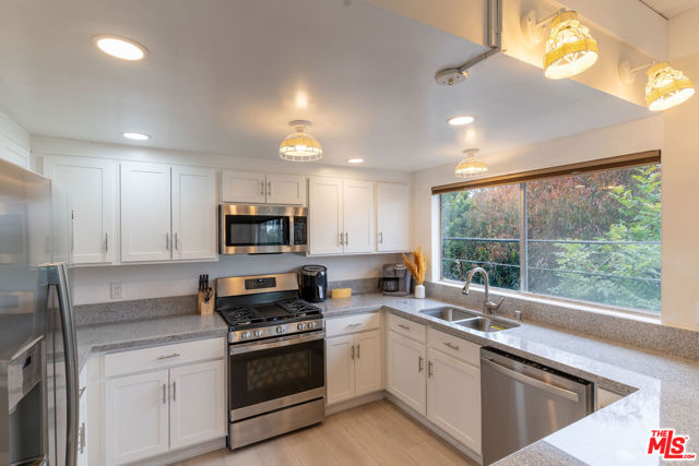 3900 PACIFIC Avenue, Marina del Rey CA: https://media.crmls.org/mediaz/0f97debc-e0fe-4bb0-b96b-ed260e0d1642.jpg