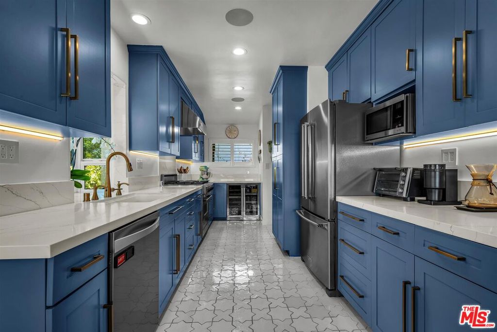 https://media.crmls.org/mediaz/0f993e44-9deb-4773-978e-4a4246f96a19.jpg?preset=X-Large