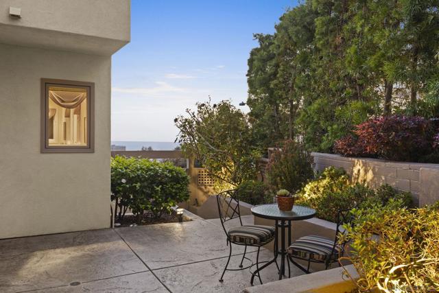 7207 Fairway Rd, La Jolla CA: https://media.crmls.org/mediaz/0f9a4084-474e-4982-a4bd-40acd06c1078.jpg