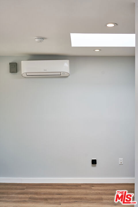 https://media.crmls.org/mediaz/0f9a61fe-b4dd-47da-bab5-fcb04a317f55.jpg?preset=X-Large