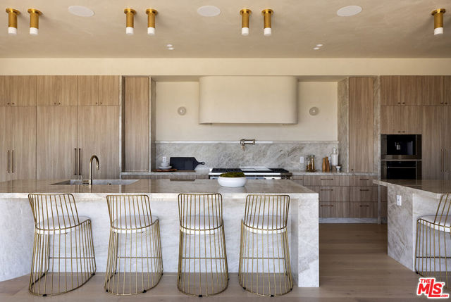 16401 Mulholland Drive, Los Angeles CA: https://media.crmls.org/mediaz/0f9a715a-cf99-4604-a3ec-5532422a24df.jpg