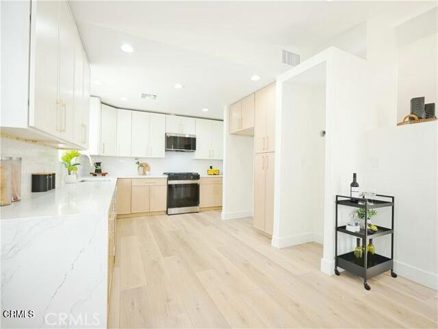 Detail Gallery Image 6 of 7 For 7221 Fallbrook Ave, West Hills,  CA 91307 - 3 Beds | 2 Baths