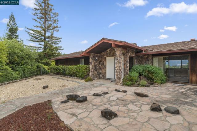 47 Bella Vista Ct, Diablo CA: https://media.crmls.org/mediaz/0f9b3e81-d8fb-4286-a313-2bf496bcf0fd.jpg