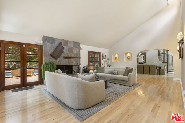 3265 Mandeville Canyon Road, Los Angeles CA: https://media.crmls.org/mediaz/0f9dddd3-07bc-411f-bc6e-61c91b3d00bf.jpg